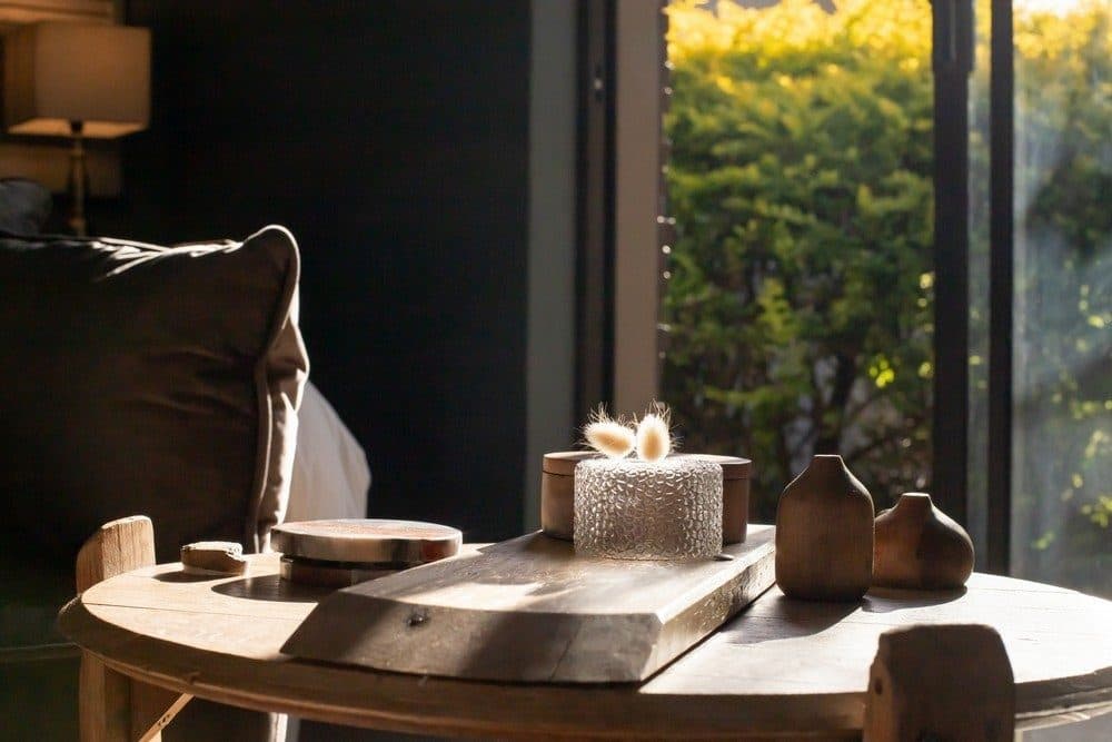 Sunlit seating corner at Vin Boho Guesthouse